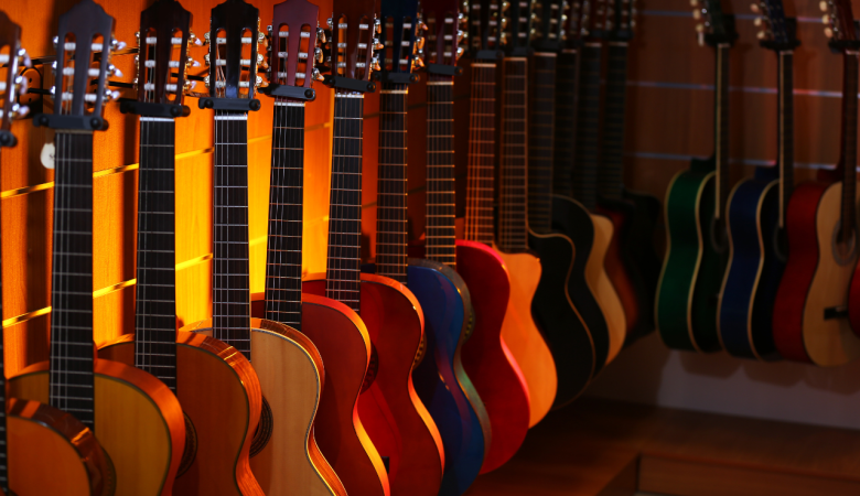 gitárok felakasztva a boltban